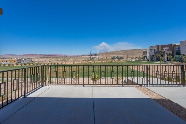 Building Photo - Well Maintained, 3 Bedroom and 2.5 Bathroom Townhome in Desert Color! Internet Included!