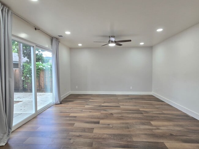 Building Photo - Blossomhillduplex