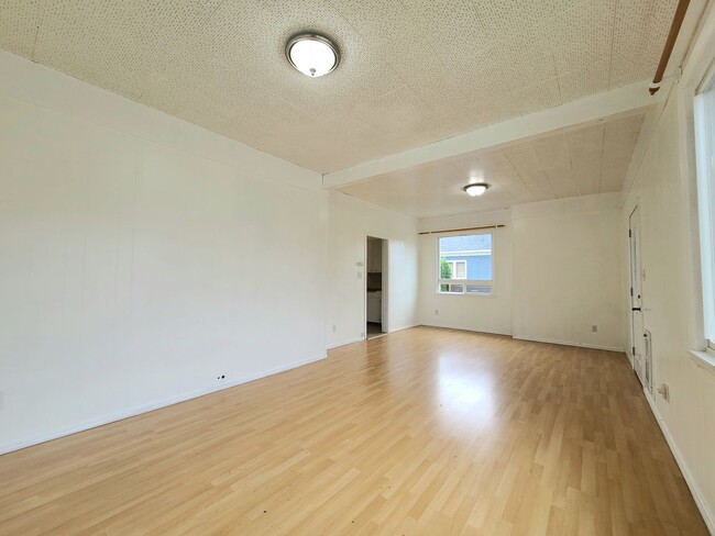 Building Photo - Charming 3 Bed/1.5 Bathroom in North Evere...