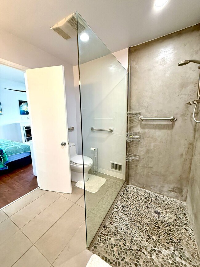 Building Photo - RIMCREST - Rare opportunity 2BR/2BA - Long Term - Furnished / Unfurnished