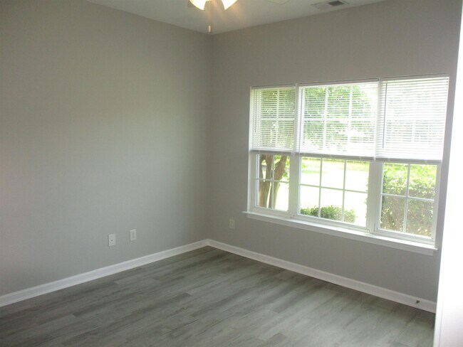 Building Photo - 3923 Gladiola Ct