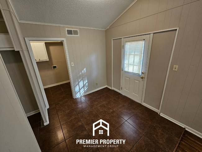 Building Photo - 2942 S.Mendenhall Road