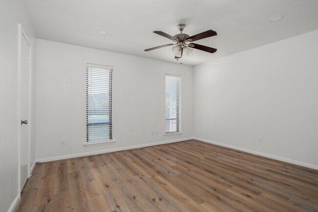 Building Photo - 10331 Longmont Dr