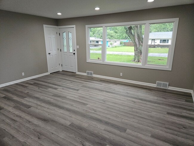 Building Photo - 3 bedroom / 2 Bath - Available Soon!