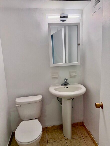 Building Photo - 47 Davis Ave