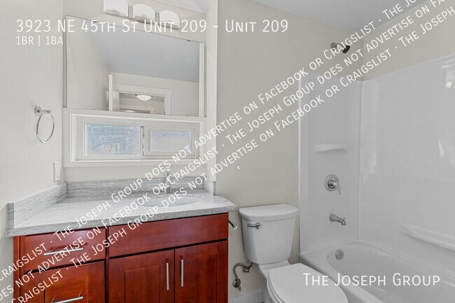 Building Photo - 3923 NE 45th St