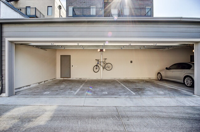 Building Photo - 2538 W Addison St