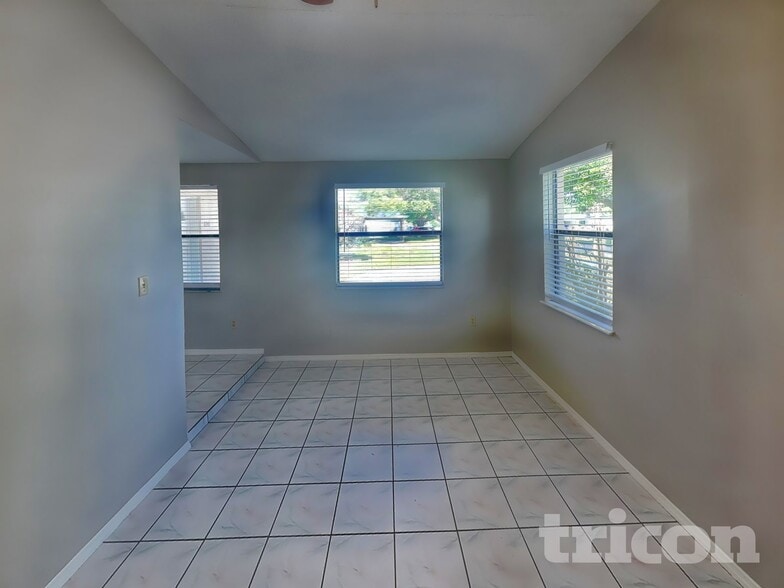 Building Photo - 120 Waverly Dr