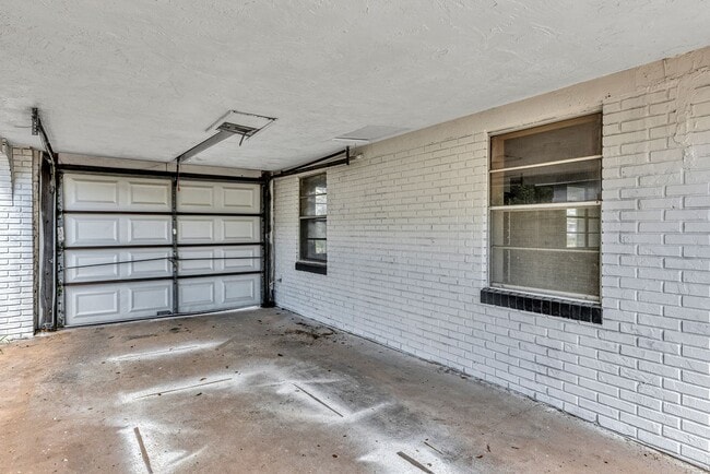 Building Photo - Charming 3-Bedroom Home with Spacious Yard & Enclosed Porch in Frostproof