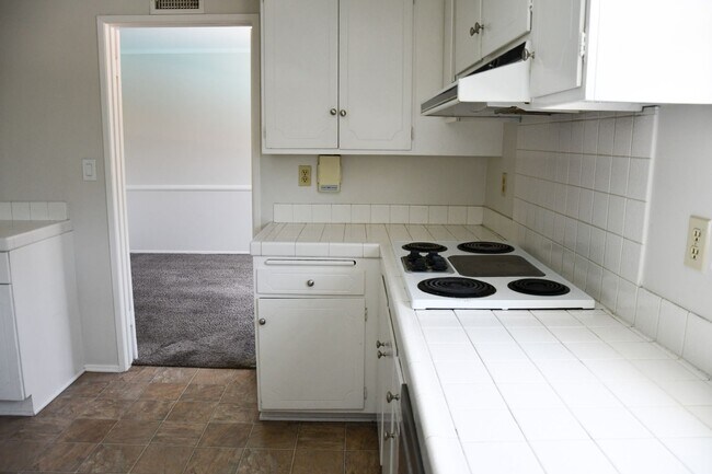 Building Photo - 522 E Collins Ave