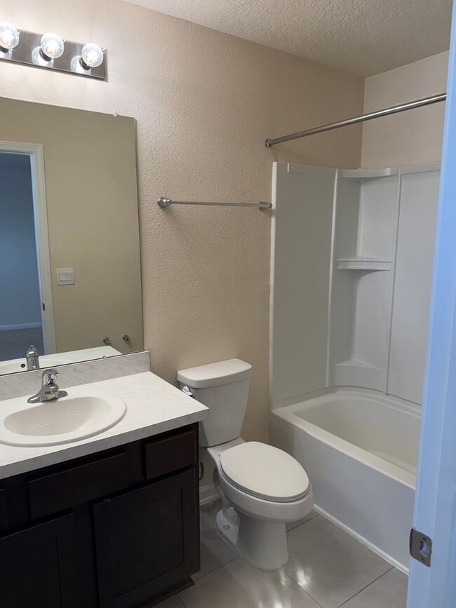 Building Photo - Spacious 2-Bedroom Townhome Near River City