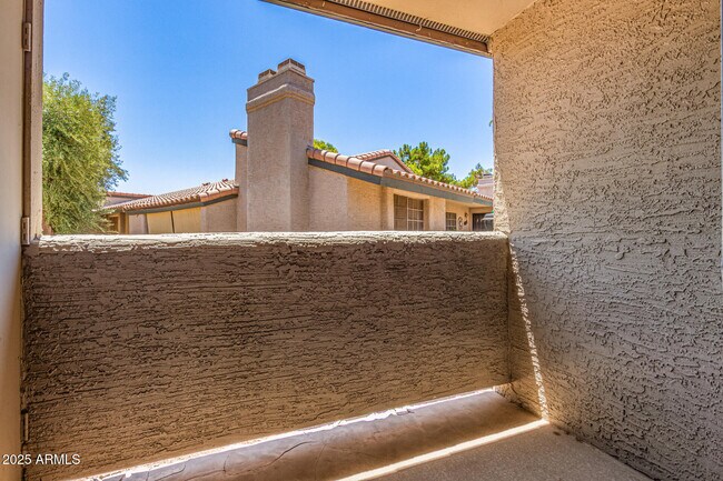 Building Photo - 533 W Guadalupe Rd