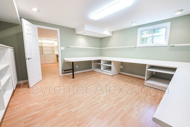 Building Photo - 906 Neal Dr