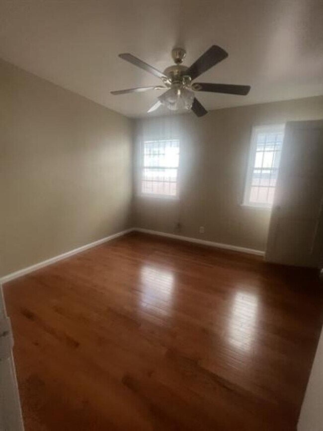 Building Photo - 1100 W 39th Pl