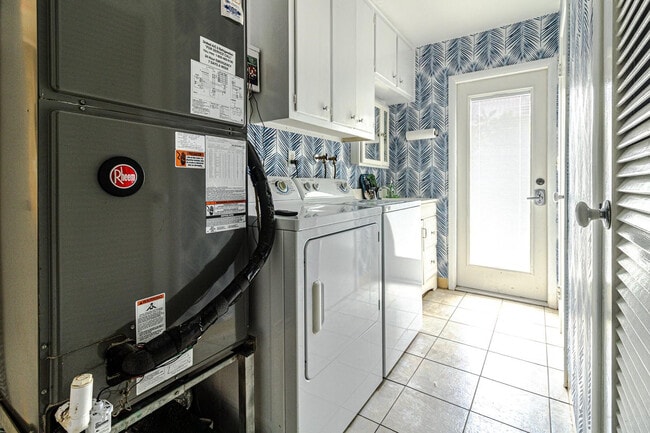 Building Photo - 1300 SE 7th Ct