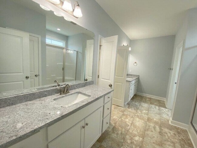 Building Photo - SPACIOUS 4 Bedroom | 2.5 Bathroom in Stone...