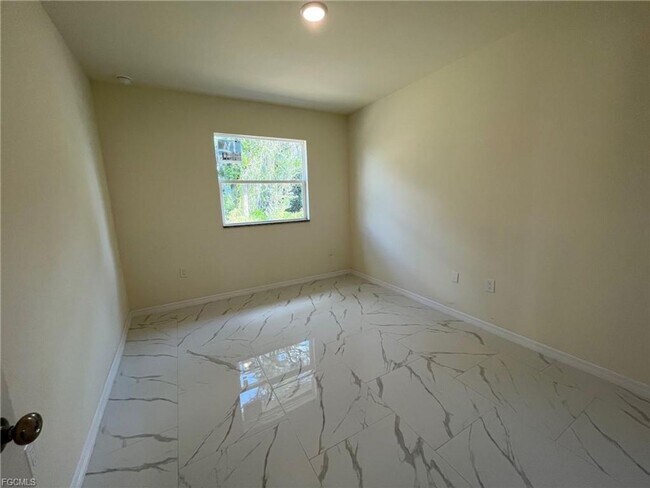 Building Photo - 3Bd / 2Ba Duplex with GARAGE