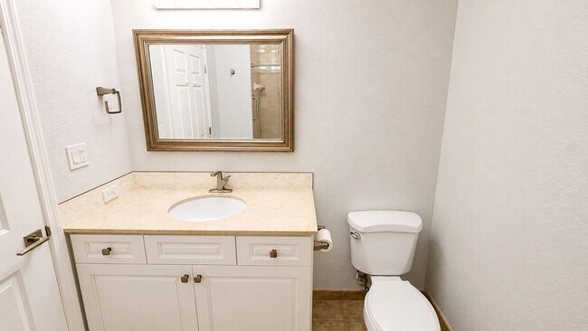 Building Photo - Annual 2/2 condo in luxury building downtown Sarasota!