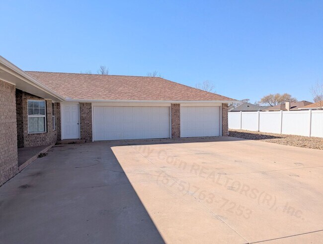 Building Photo - Luxurious Relaxation in Raintree