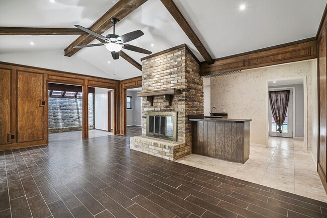 Building Photo - Elegantly Renovated Hickory Creek Home!