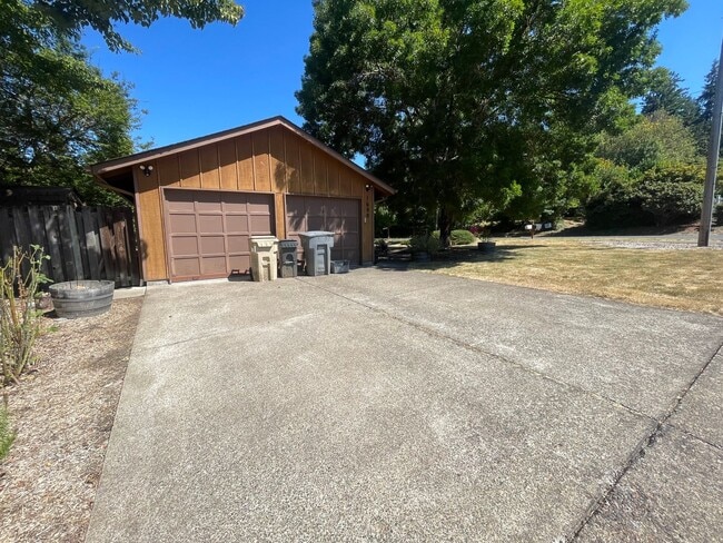 Building Photo - 3 Bedroom Home on Large Corner Lot!