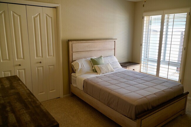 Building Photo - 836 E Serena Ave