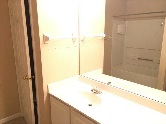 Building Photo - 6258 Braelinn Dr