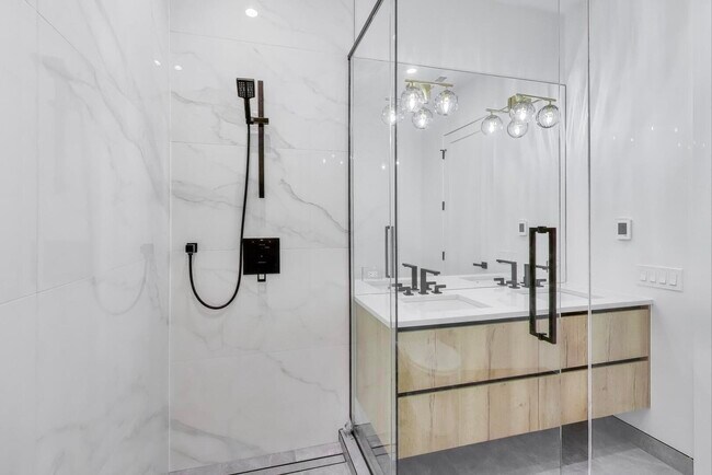 Building Photo - 2456 W Cortez St