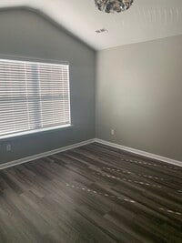 Building Photo - Townhouse