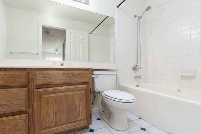 Building Photo - CENTRAL 2 BED, 2 BATH CONDO BLOCKS FROM UNLV