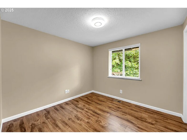 Building Photo - 1320 NW Maple Ln