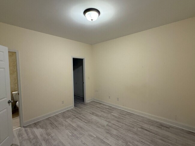 Building Photo - Chelsea Park - One Level 2 Bedroom on a Cu...