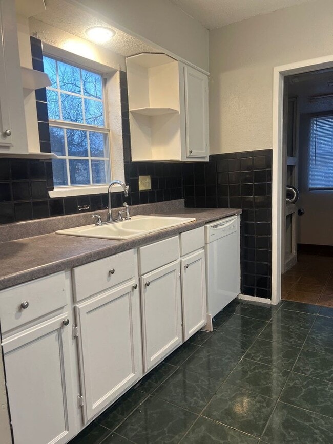 Building Photo - Great 3 Bedroom 1 Bathroom Home Near the Fairgrounds!
