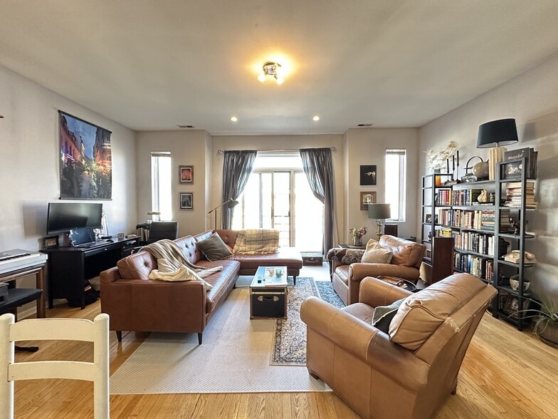 Building Photo - 1743 W North Ave