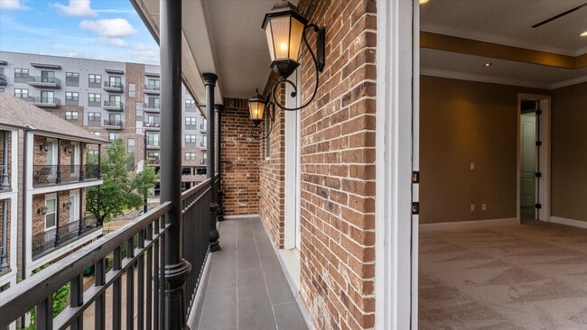 Building Photo - 922 W 20th St