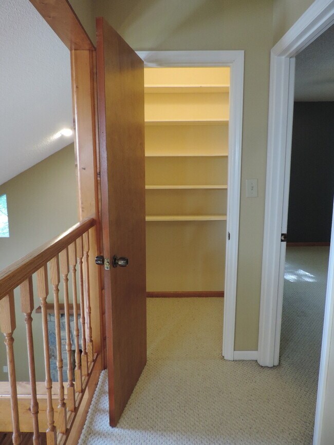 Building Photo - 404 Wintergreen Dr