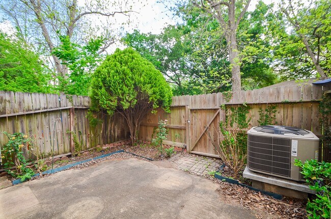 Building Photo - 2209 Bauer Dr
