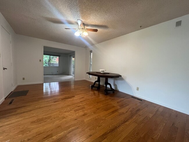 Building Photo - Comfy, four bedroom home in East Medford |...