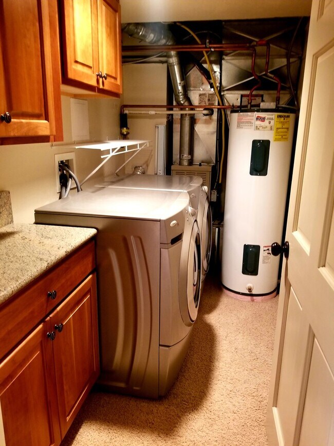Building Photo - Class and Style! 3 Bed, 2 Bath South Hill ...