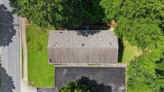 Building Photo - 2430 Coosawattee Dr NE