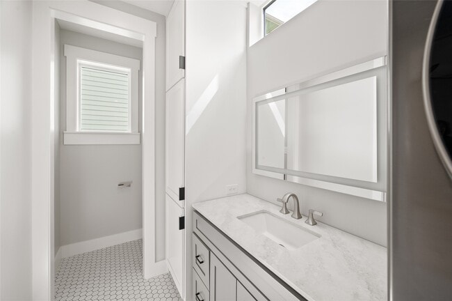 Building Photo - 323 E 24th St