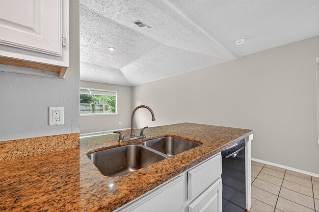 Building Photo - 2310 Woodwind Dr