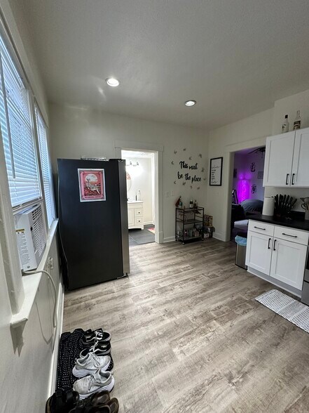 Building Photo - 537 S Water St