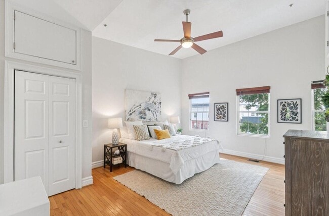 Building Photo - Large Sunny Eckington Three Bed/Three Bath Interior Rowhouse Condo Home
