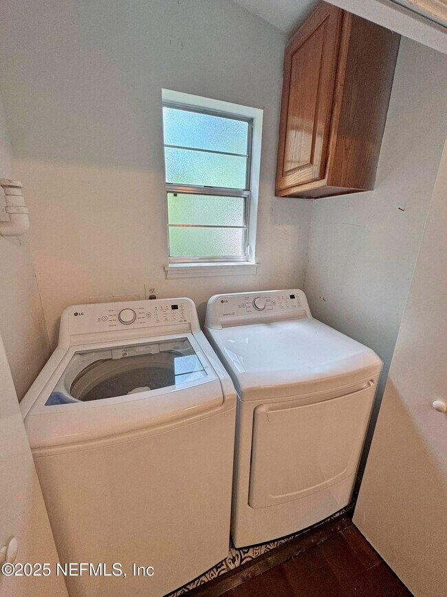 Building Photo - 1276 Menna St