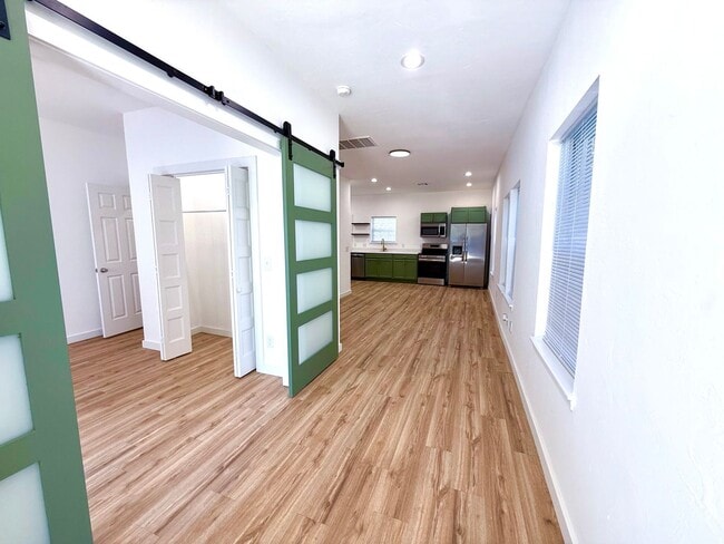 Building Photo - Completely Remodeled 1BD 1BA Duplex Locate...
