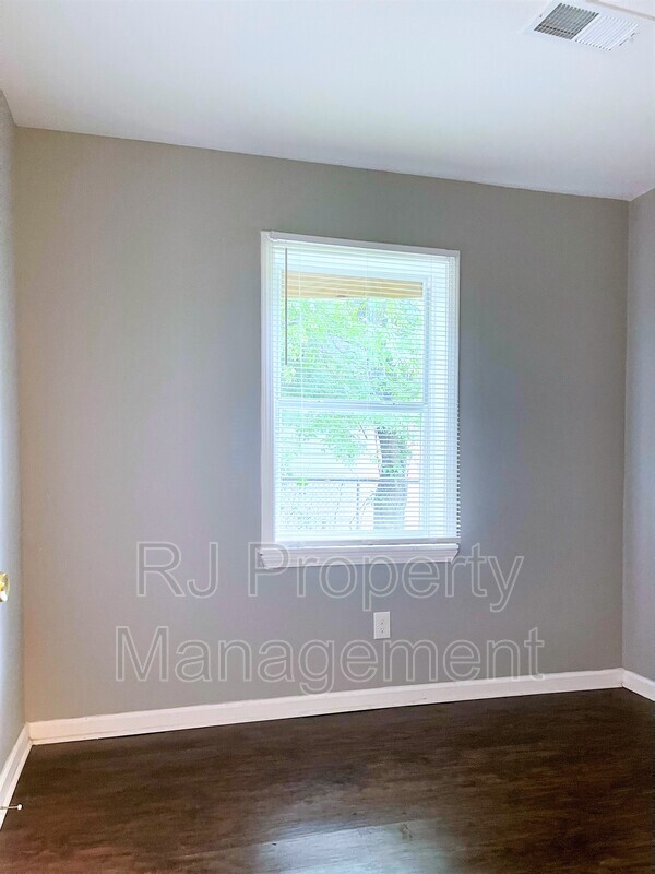 Building Photo - 802 Cella St
