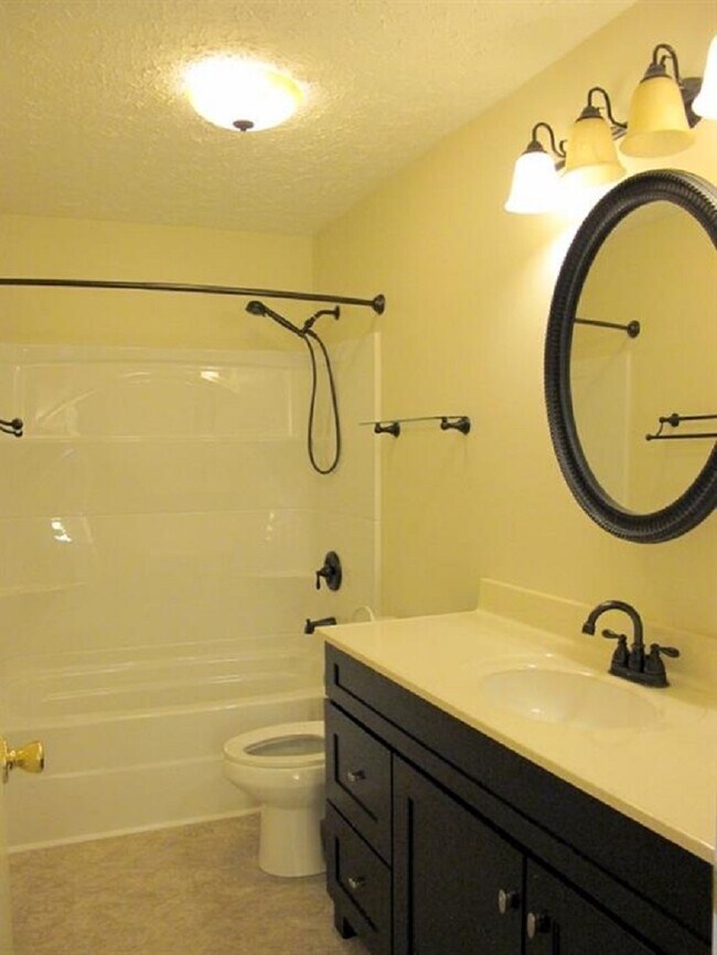 Building Photo - 927 Woods Hollow Dr