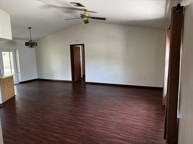 Building Photo - 1065 Altoona Ave