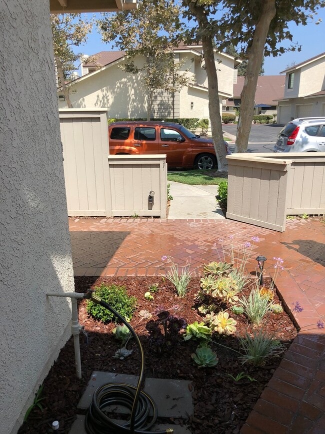 Building Photo - 2 Bdrm Condo in the Gated Saratoga Community